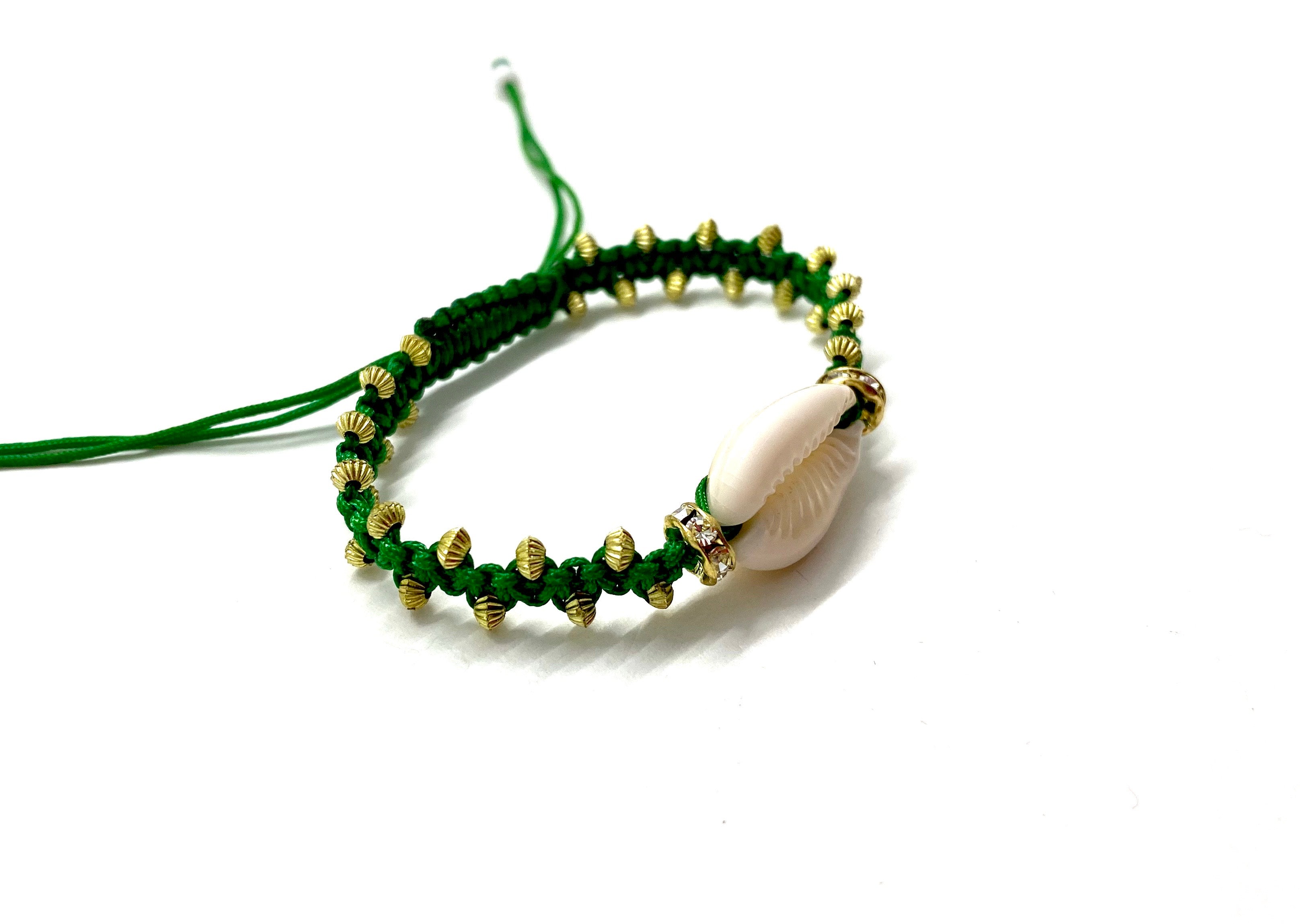 Natural shell bracelet, green cord and toupee gold resin beads
