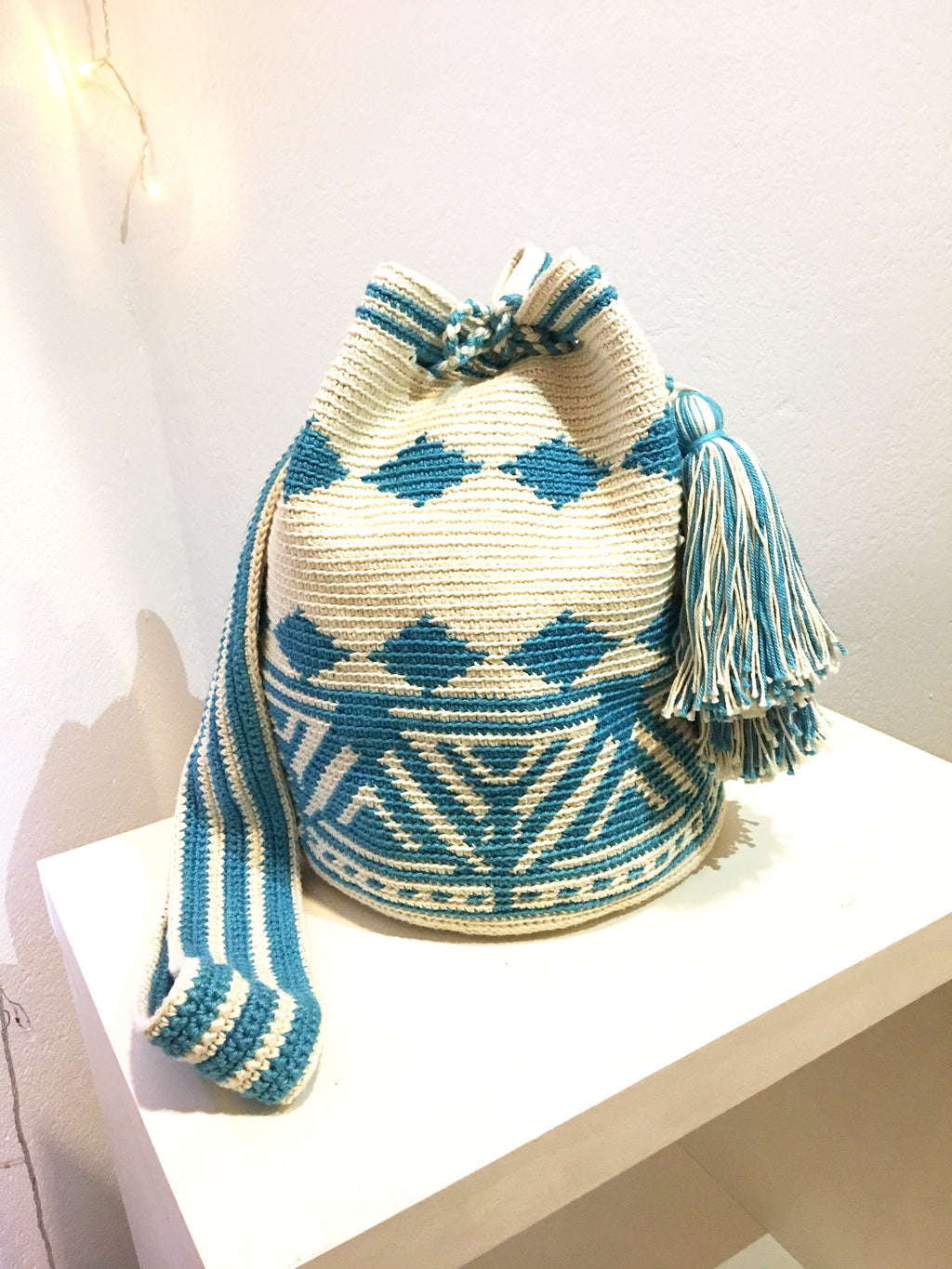 Pompom bag, blue pattern, crème body.