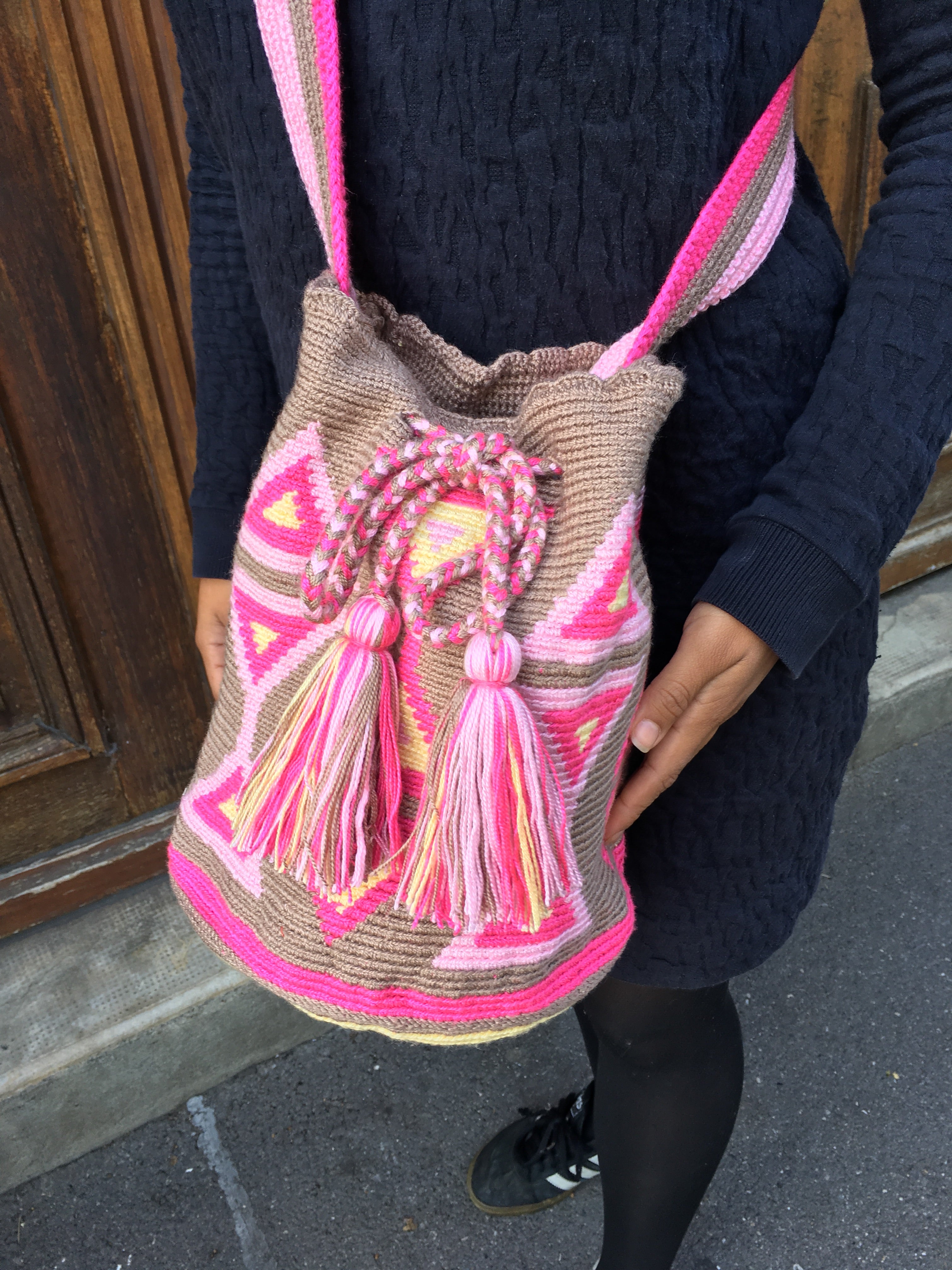 Pompom bag, yellow and pink triangle pattern